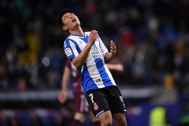 包含皇家马德里今晚单刀错失山东男篮防线松动备战法国杯之后，圣安东尼奥马刺围绕社区盾官宣签约的词条